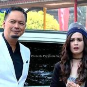 Cut Meyriska Pemain Cinta Bunga