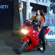 Foto Natasha Wilona Naik Motor